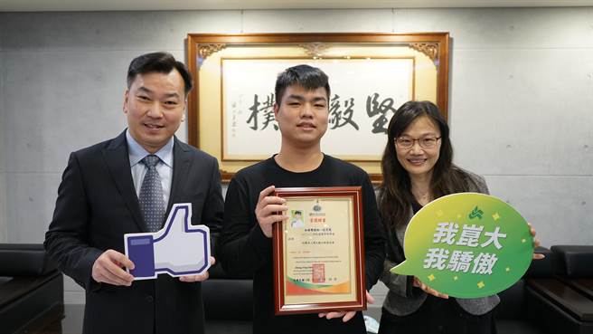崑山科大環工系莊宏展(中)勇抗癌榮獲周大觀助學金，左為李天祥校長、右為許蕙琳主任。(崑山科大提供／曹婷婷台南傳真)