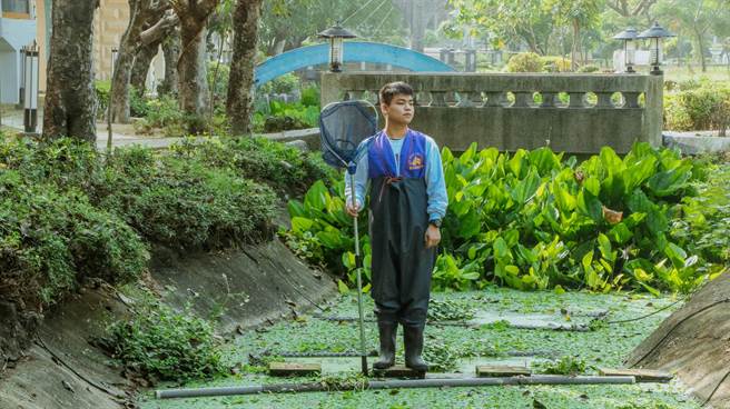 莊宏展平時會協助系上「中水淨化暨再利用系統」管理及維護作業。(崑山科大提供／曹婷婷台南傳真)