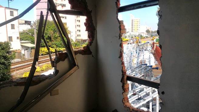 台南铁路地下化工程最后一个拆迁户，黄春香家后半段已遭中工处拆迁作业破坏。（撷自黄春香脸书／程炳璋台南传真）