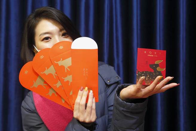 总统府7日公布2021年春联、红包袋及福袋设计样式，总统暨副总统新年春联贺词「牛转乾坤」，希望台湾在疫情衝击下能度过难关。总统府春联及红包袋除了发送给参观总统府的民眾，也将从本月8日到下月9日在行政院各联合服务中心开放民眾索取。（张铠乙摄）