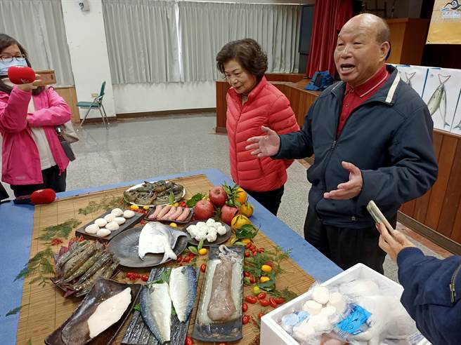 苏澳区渔会理事长蔡源龙大力推销渔会今年推出的生鲜礼盒。 （胡健森摄）