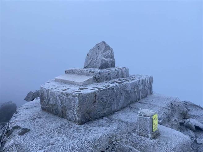 玉山主峰顶地面多有结冰状况，民眾如要按计划攀登，务必由丰富登山经验的向导带领，并备齐雪地装备、安全绳索等再行攀登。（玉管处提供／黄立杰南投传真）