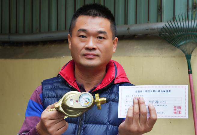 中市大里区好来三街，6日晚发生某团体假借里长名义，推销高于市价许多的瓦斯防震器，里长郑伯其指出，该物品疑未经标检局及消防主管机关认证，呼吁民眾勿受骗。（黄国峰摄）