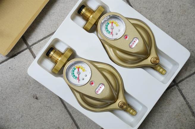 台中市大里区好来三街，6日晚发生某团体假借里长名义，推销推销一组2个高达7900元的「瓦斯防震器」，但其实一组市价仅约900元。（黄国峰摄）