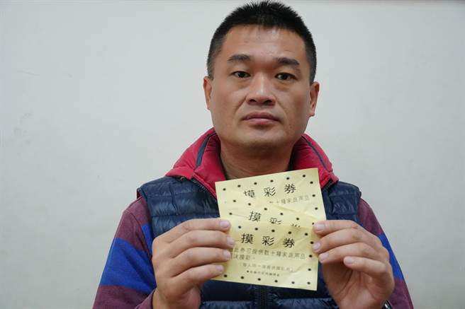 大里立仁里长郑伯其指出，该团体以摸彩券吸引民眾参加消防安全说明会后，推销高达7900元的瓦斯防震器，但其实市价仅几百元！（黄国峰摄）