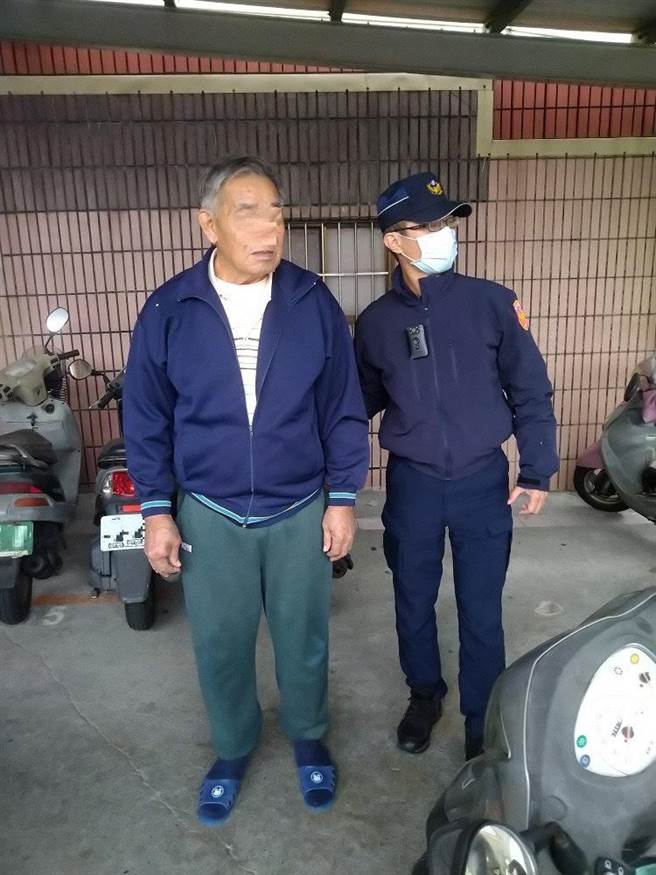 8旬老翁天寒凍昏，前鎮警方暖心助返家。（柯宗緯翻攝）