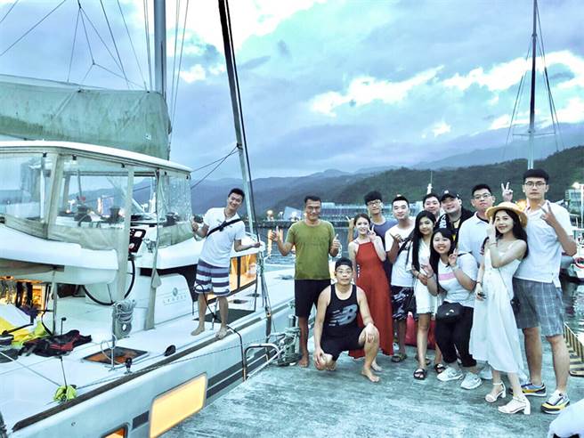 祝浩云(图右一)跟同事们相处融洽，平常休假时常常相约出游。(图/永庆房屋提供)