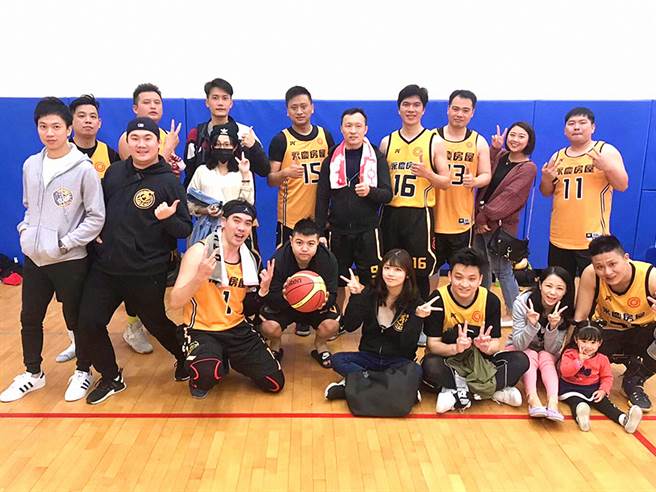 祝浩云(图后左三)每年都跟同事组队参加公司运动竞赛，享受在球场上挥洒汗水的乐趣。(图/永庆房屋提供)