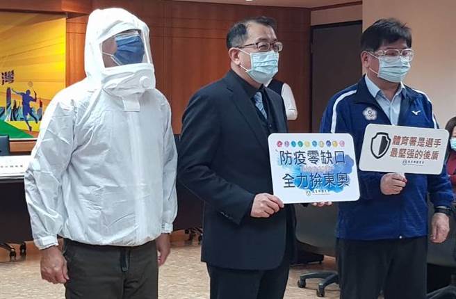 教育部體育署署長張少熙（中）和競技運動組組長洪志昌（右）說明選手出國比賽防疫準備。（陳筱琳攝）