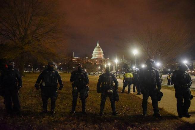 华盛顿警方戒备森严，但还是让毫无组织的示威者攻进国会大厦，确实非常丢脸。（图／路透) 