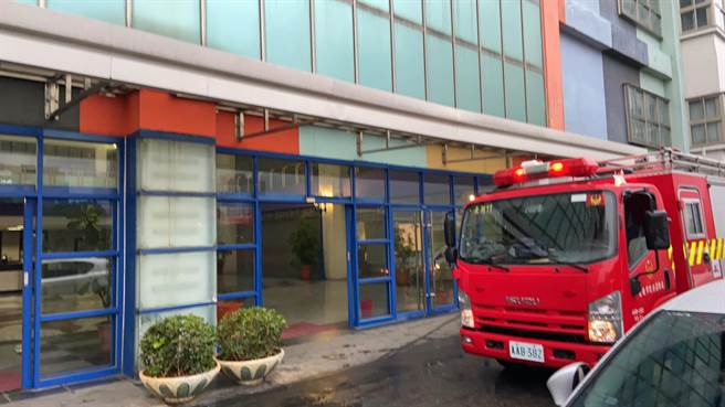 北市内湖一处工厂惊传工人遭搅拌机夹住的意外。（翻摄照片／林郁平台北传真）