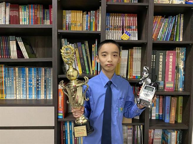 就读大华中学7年级的唐瑀良去年和伙伴展现绝佳默契，勇夺Robofest Online世界机器人大赛水瓶相扑高级组世界第一。（大华中学提供／黄婉婷桃园传真）