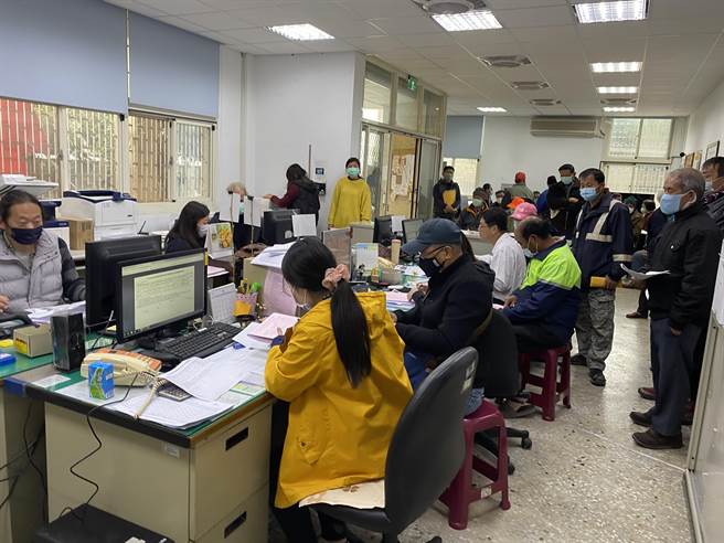 今年桃竹苗、台中地區一期稻作停灌補償7日起受理申請，農田水利署台中管理處山腳工作站，今年採各水利小組1組輪1天分流申請，申請首日工作站人潮湧現。（巫靜婷攝）