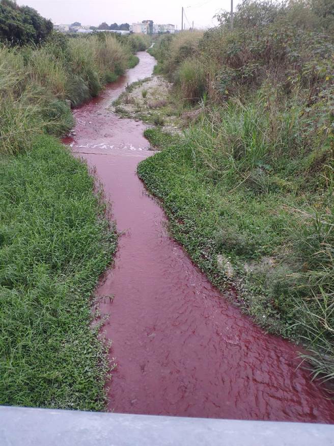云林县政府持续追查虎尾溪染红源头，福懋公司强调仅色度超出规定。（云林县环保局提供／张朝欣云林传真）