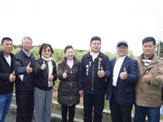 经济部长王美花（左四）勘查云林县褒忠循环经济产业园区，宣布预计今年底动工。（张朝欣摄）