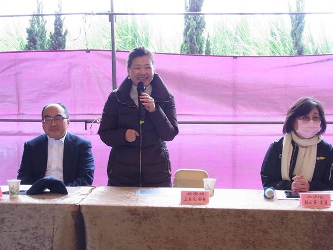 经济部长王美花（中）勘查云林县褒忠循环经济产业园区，宣布预计今年底动工。（张朝欣摄）