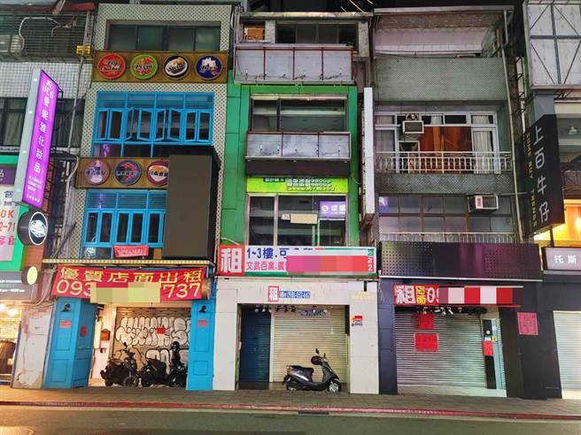 士林夜市文林路上店面招租广告林立。(照片/游定刚 拍摄)