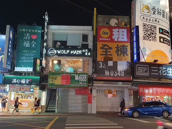 士林夜市精华路段近年爆出「骨牌式倒店潮」。(照片/游定刚 拍摄)
