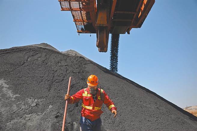 陆媒指出，当前铁矿石的定价机制，主要由矿山决定，让下游的钢铁企业缺乏议价能力，这是价格大幅波动的原因之一。图为从大陆码头卸下的铁矿粉。(新华社资料照)
