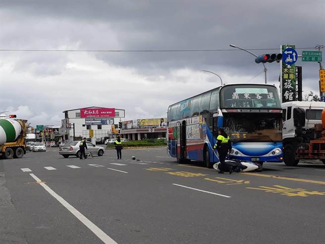 台東市更生北路與連航路口7日中午發生車禍，1輛由市區開往縱谷的客運車輛撞上機車。（蔡旻妤攝）