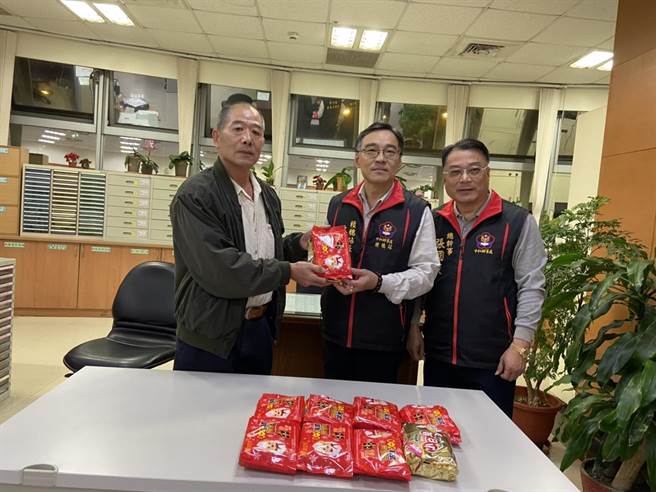 冷氣團來襲，新北市中和警分局與警友會辦事處及各站站長緊急採購防寒暖包以及薑茶提供給同仁禦寒。（中和警分局提供）