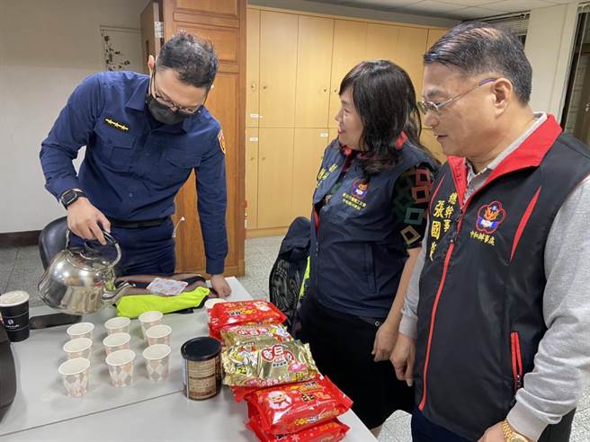 冷氣團來襲，新北市中和警分局與警友會辦事處及各站站長緊急採購防寒暖包以及薑茶提供給同仁禦寒。（中和警分局提供）