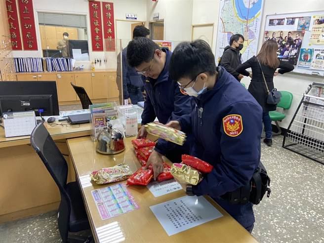 冷氣團來襲，新北市中和警分局與警友會辦事處及各站站長緊急採購防寒暖包以及薑茶提供給同仁禦寒。（中和警分局提供）
