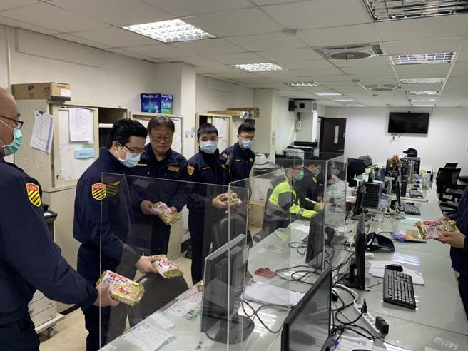 冷氣團來襲，新北市中和警分局與警友會辦事處及各站站長緊急採購防寒暖包以及薑茶提供給同仁禦寒。（中和警分局提供）