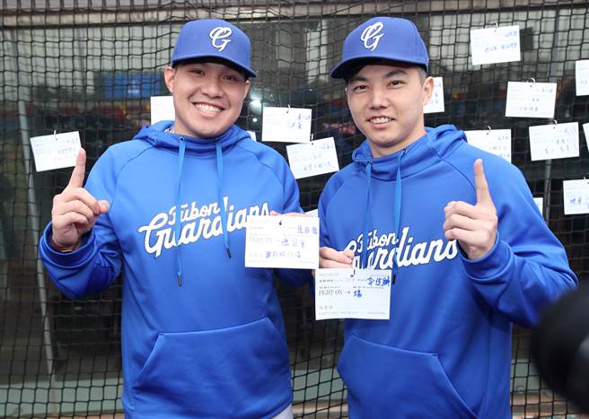 富邦悍将张进德（左）、郭俊麟在祈愿卡写下新年心愿。（郑任南摄）