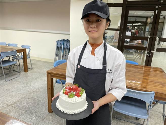 三義高中餐飲科學生劉明芳從小對烘焙深感興趣，參加109學年度商業類科全國技藝競賽，勇奪金手獎殊榮，期許自我精進，豐富甜點滋味與視覺享受。（何冠嫻攝）