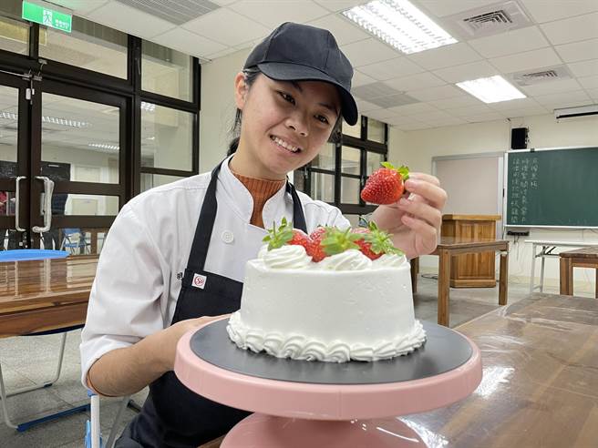 三義高中餐飲科學生劉明芳參加109學年度商業類科全國技藝競賽，勇奪金手獎殊榮，期許自我精進，豐富甜點滋味與視覺享受。（何冠嫻攝）