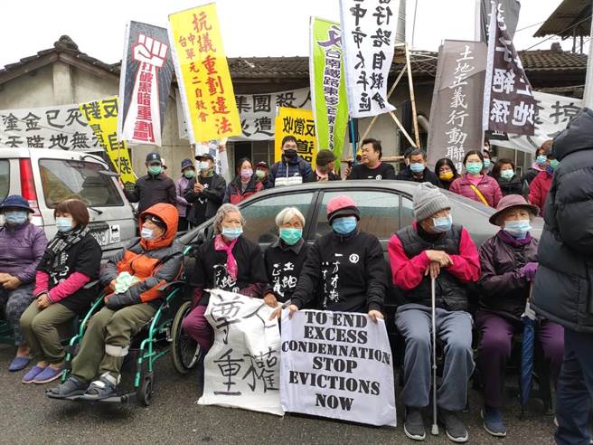 「番仔路庄」44户住民，大多为高龄长者，因土地产权问题与建商缠讼40多年，7日因政府拆除前履勘，阿公阿嬷以人龙包围住家前，阻挡履勘。（张妍溱摄）