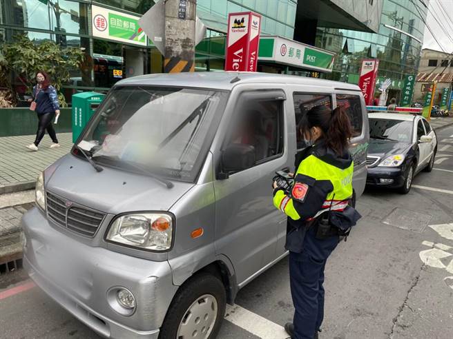 新北市中和警分局自5日起规画1周肇因防制执法勤务，主要以加强辖内巡查提升见警率及宣导交通安全，以有效防制车祸发生。（中和警分局提供）