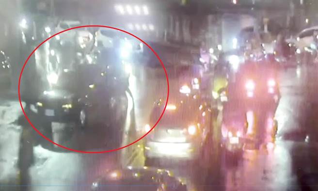 新北市汐止警分局社后派出所警员陈义忠与民眾合力协助排除故障车辆。（汐止警分局提供）