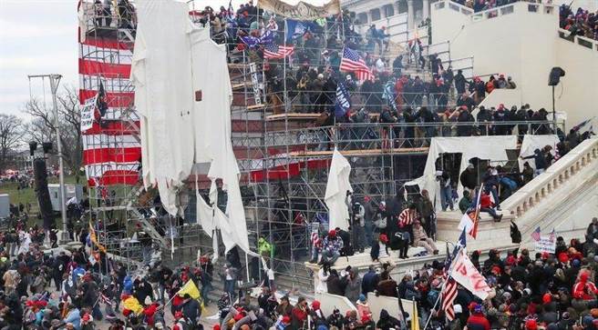 华盛顿示威者攻入美国会大厦，这是自1814年英国占领并纵火焚烧华盛顿特区后，美国会大厦首次被外界攻破。（图／微博@人民日报）