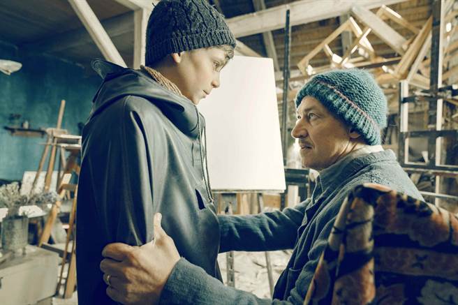 少年西吉（维艾森布莱特饰）与画家麦克斯（托拜亚斯莫瑞提饰）有精采对手戏。（海鹏影业提供）