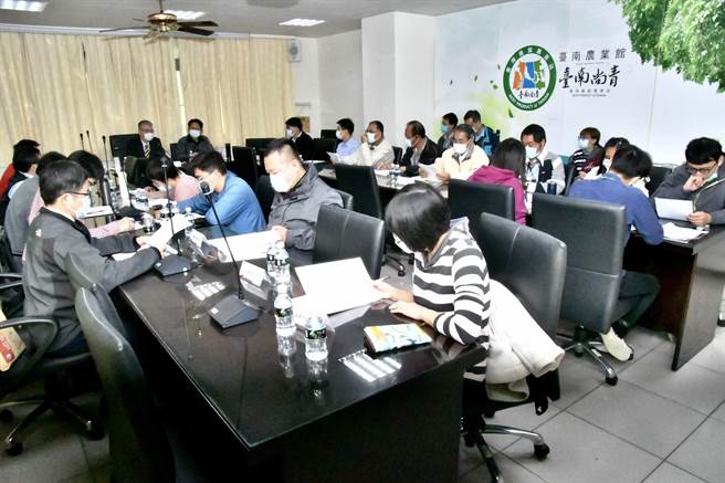 台南市農業局7日邀請相關主管單位及柳營區等6區公所，召開聯合提升大新營區畜牧場周遭環境品質會議。（台南市農業局提供／劉秀芬台南傳真）