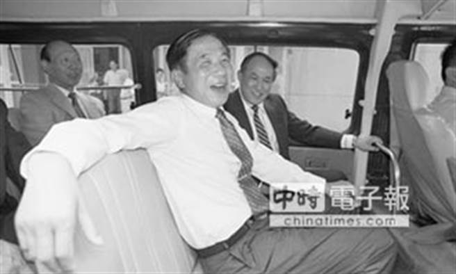 1990年9月5日空軍前黑貓中隊偵察機飛行員張立義（左）、葉常棣（右）返國，拜會空軍總部。（本報系資料照片）