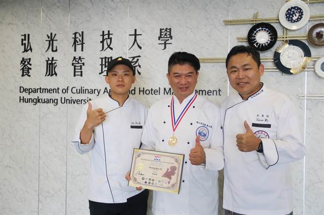 弘光餐旅系師生劉鎧瑋(左起)、黃汶達線上廚藝賽獲獎，與系主任吳胤瑱合影。（陳淑娥攝）