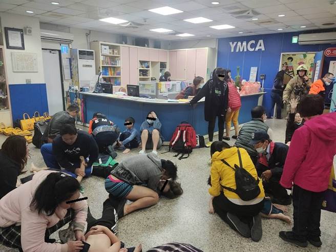 第一時間地上有多名身體不適的大人小孩等候救援（圖／台南市消防局提供）