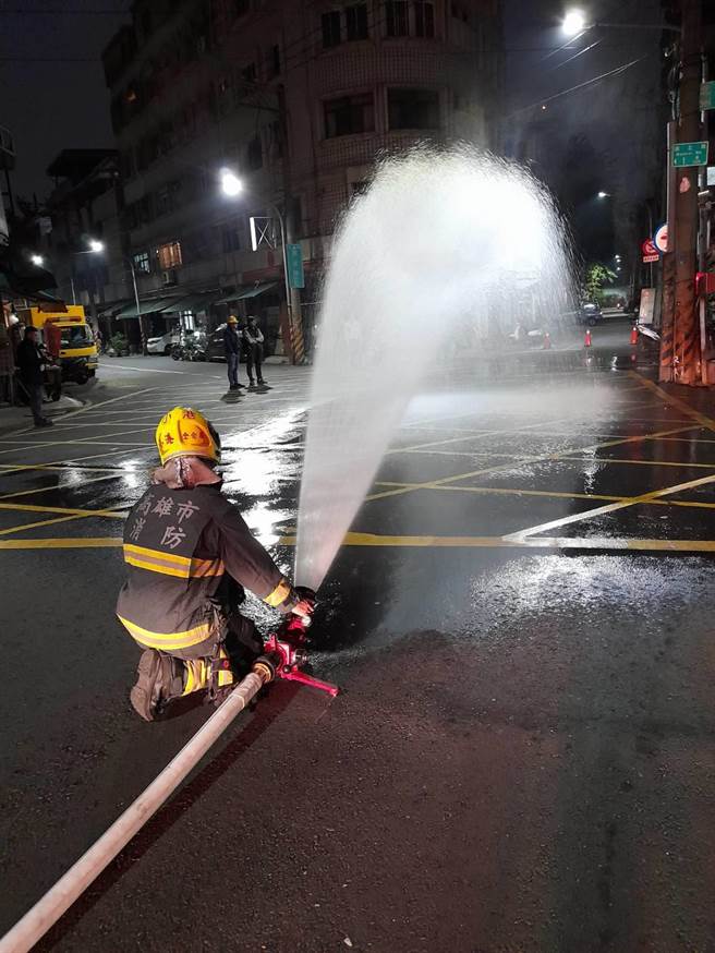 高市小港疑瓦斯外洩飄異味，消防人員灑水稀釋，目前正開挖查漏。（柯宗緯翻攝）