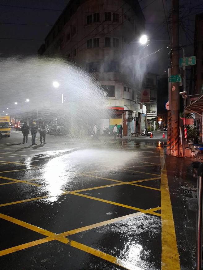 高市小港疑瓦斯外洩飄異味，消防人員灑水稀釋，目前正開挖查漏。（柯宗緯翻攝）