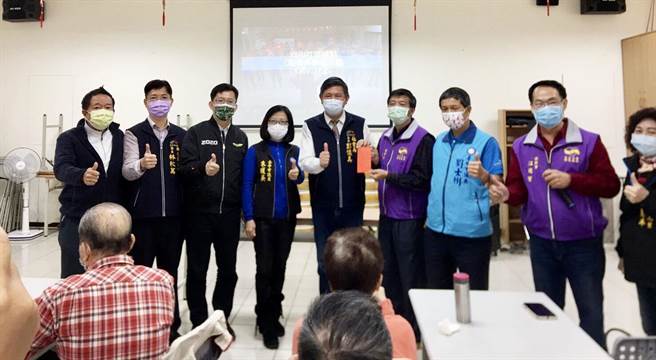 社会局长彭怀真致赠加菜金，并向社区长辈说明老人健保补助情形。（台中市政府提供／陈世宗台中传真）