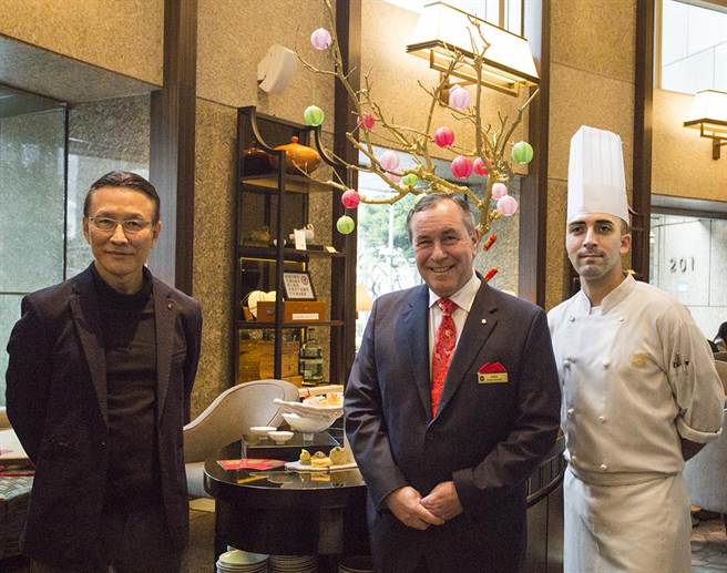 八方新气创办人王侠军(左)蒞临大厅茶轩新气下午茶记者会。（远东提供）