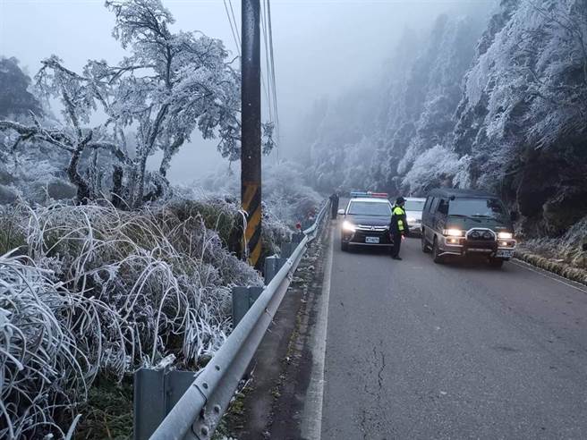 图为2021年元旦寒流来袭时，警员在台7甲线巡视道路状况，意外拍到雾淞美景。 （和平警分局提供／陈淑娥台中传真）