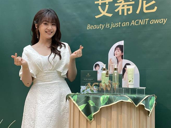 楊小黎透露因為保養得宜，近期桃花運不錯。（許政榆攝）