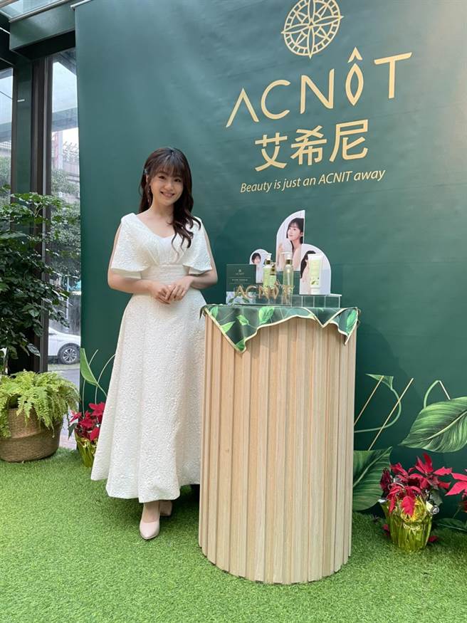 楊小黎透露因為保養得宜，近期桃花運不錯。（許政榆攝）