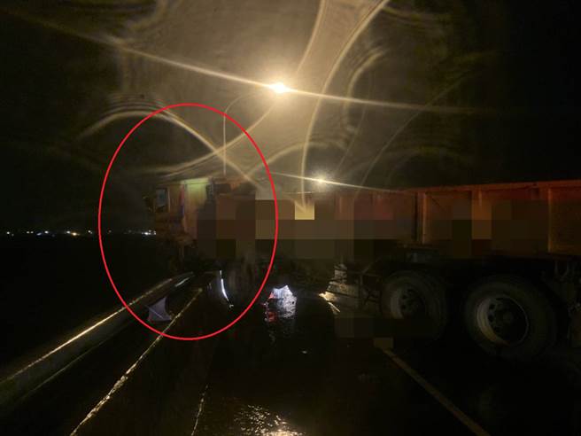 差1秒衝落兰阳溪 宜兰砂石车撞烂厢型车 小车驾驶受困车内 （翻摄画面）