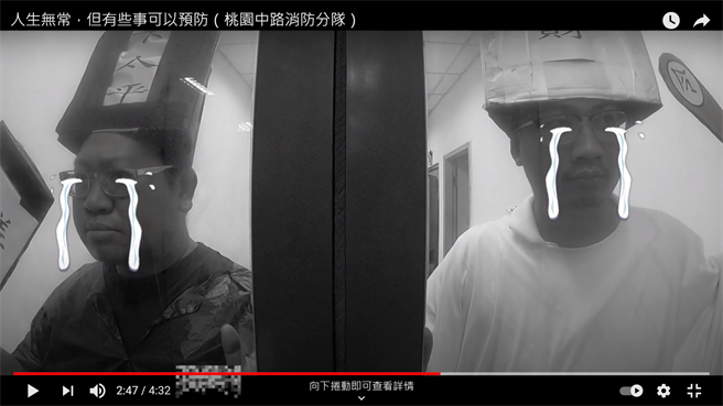 黑白无常只能隔着门，眼巴巴看着人却带不走。(蔡依珍摄)