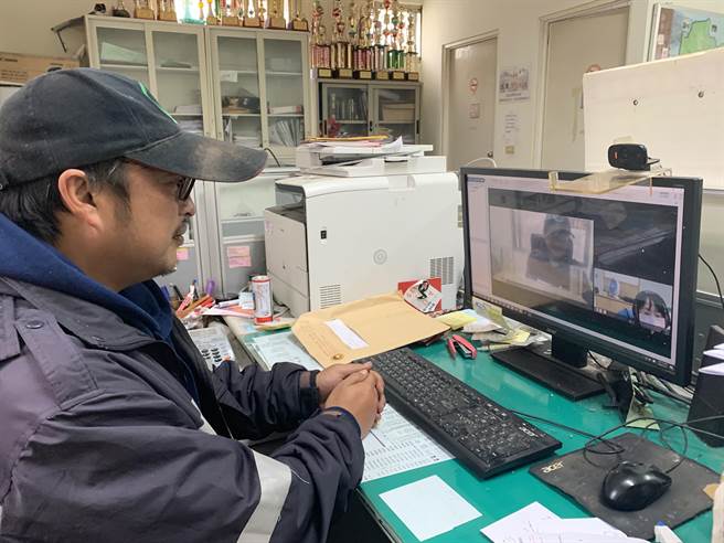 民眾使用八合一视讯服务站。（台中市政府提供／陈世宗台中传真）